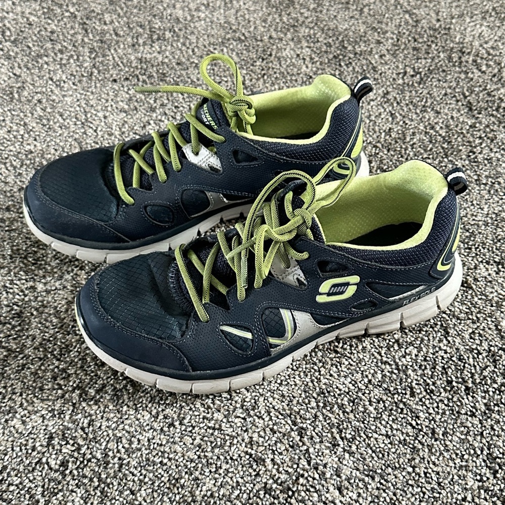 Skechers - Women’s Running Shoe - Memory Foam - Size 7 - Pre-Loved